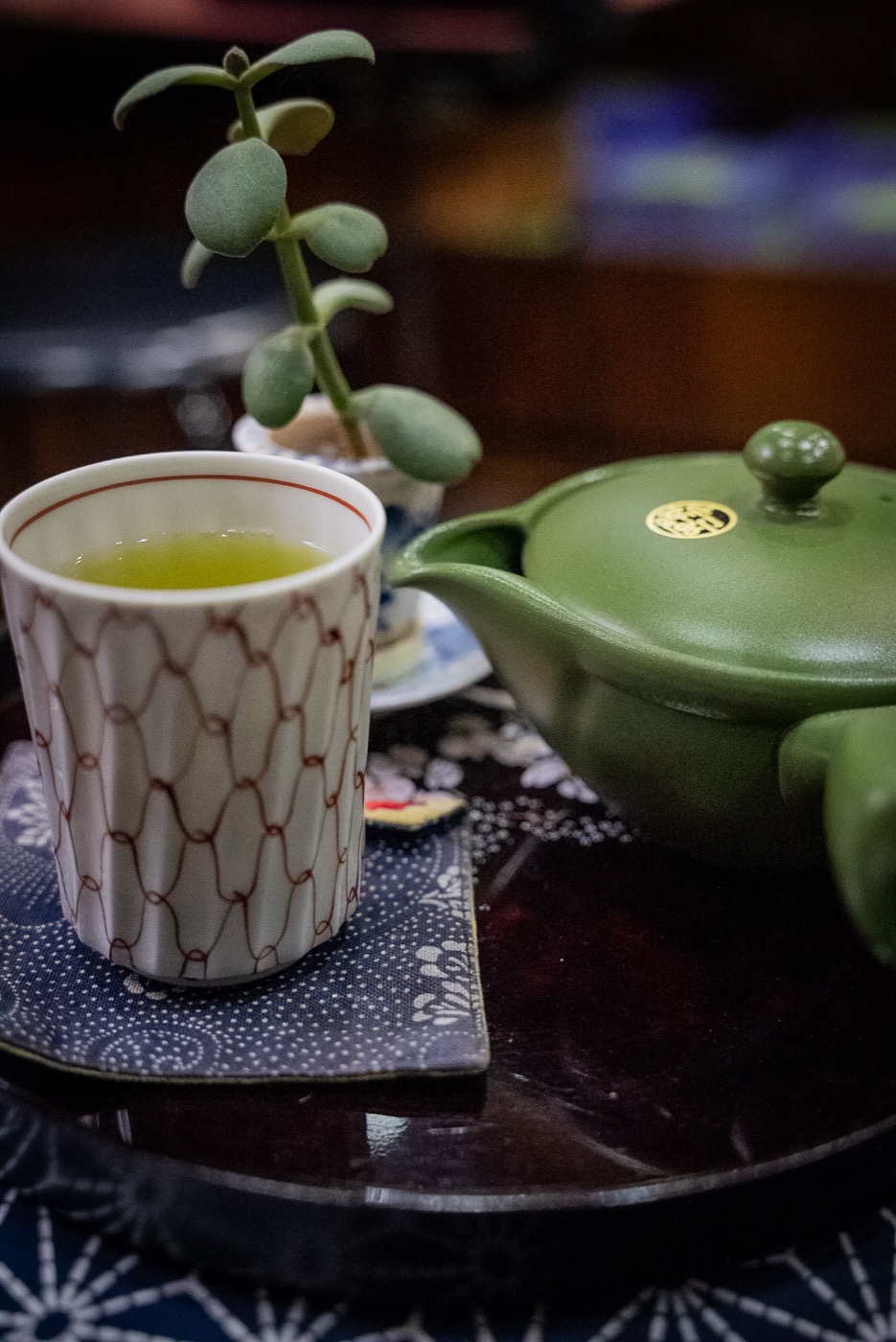 淹れた日本茶と湯呑